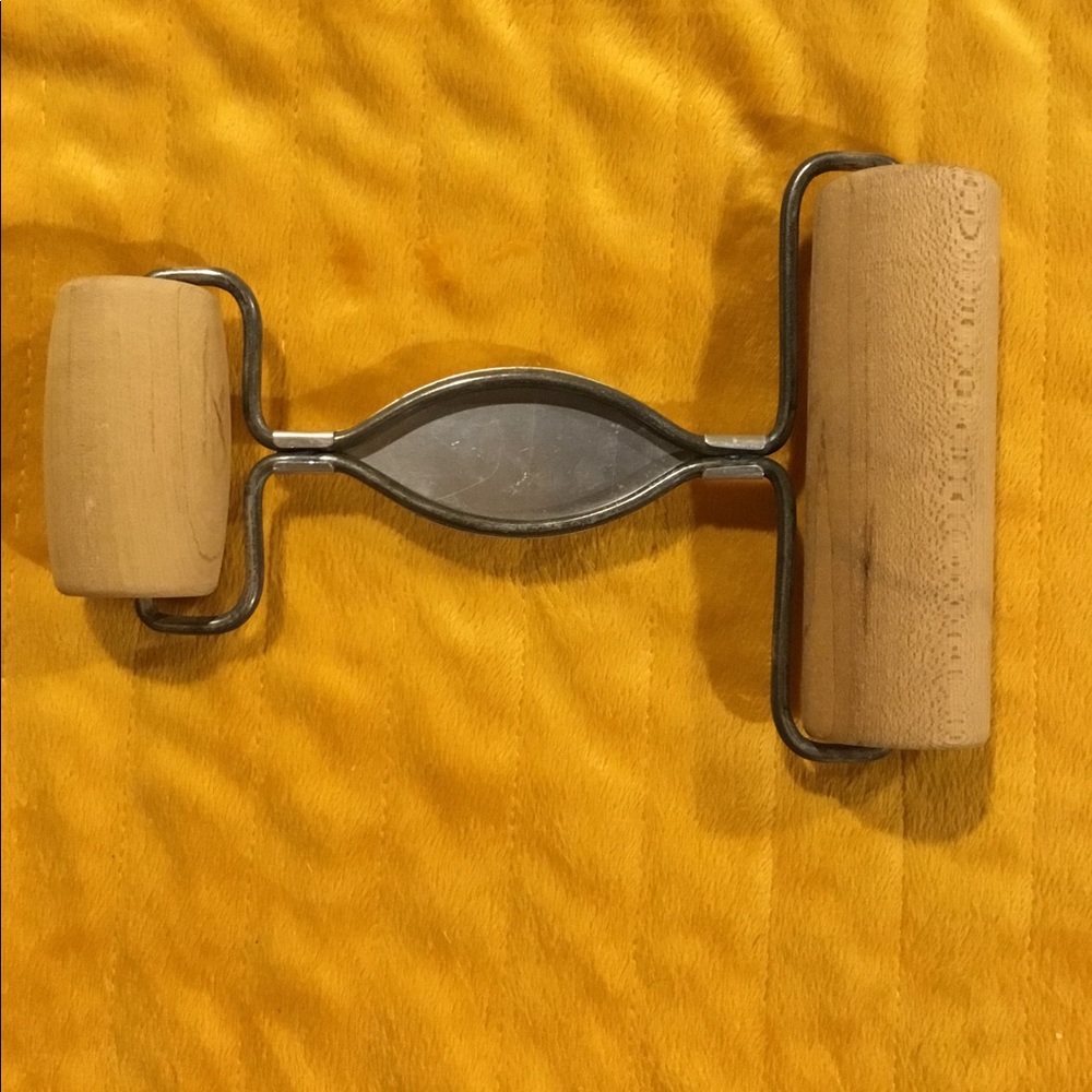 Vintage Ekco Pastry and Pizza Roller - Picture 5 of 7